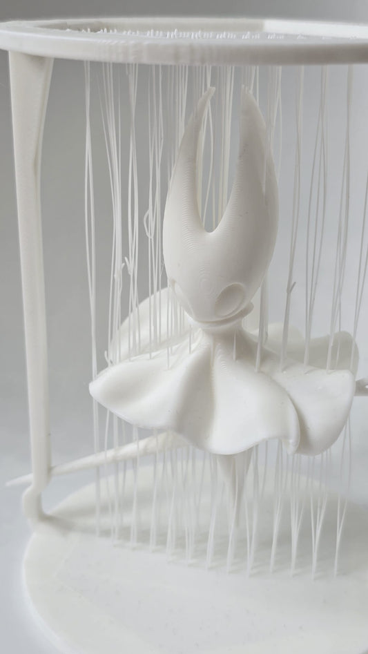 Figura Hornet colgando de seda