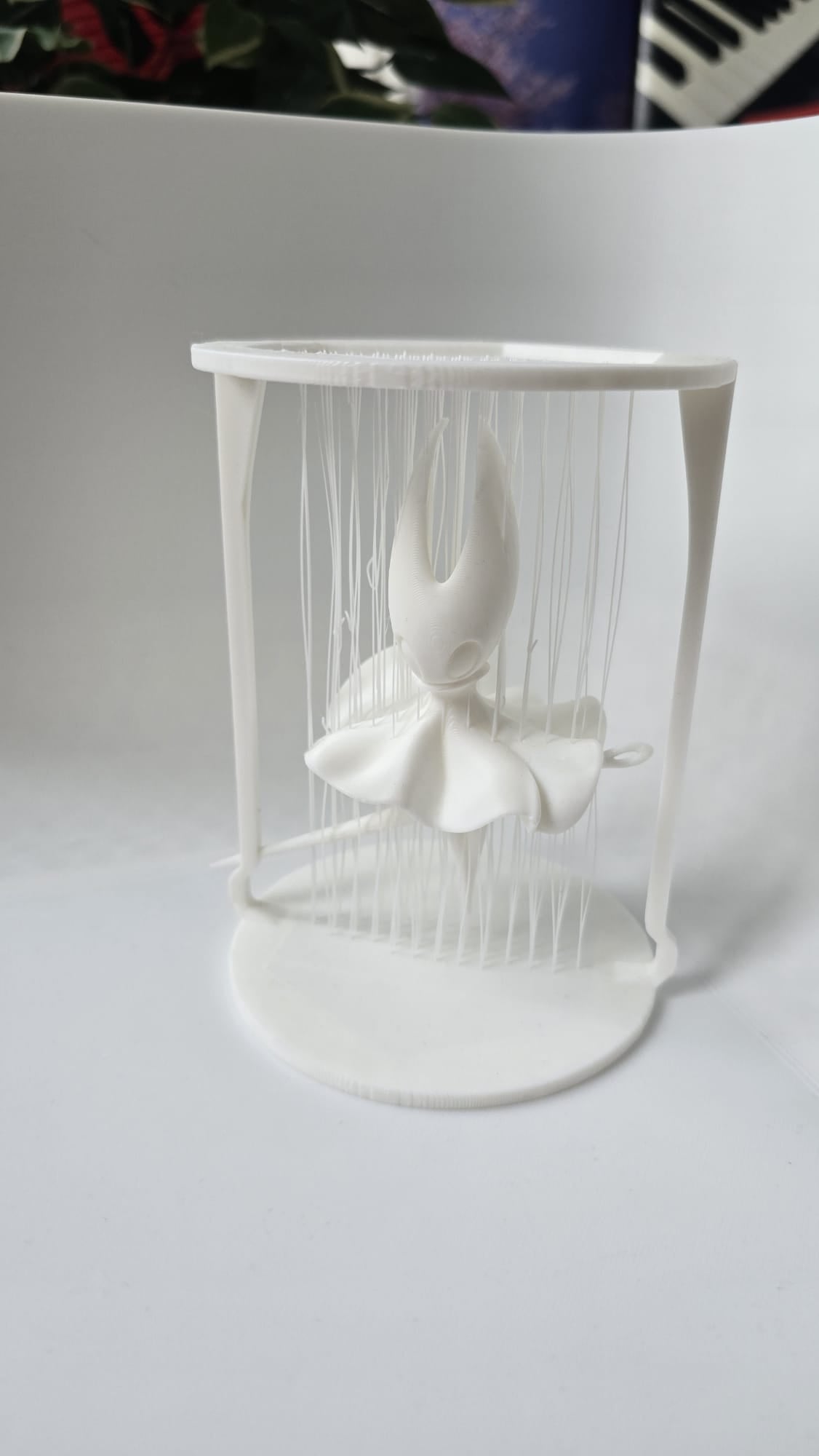 Figura Hornet colgando de seda