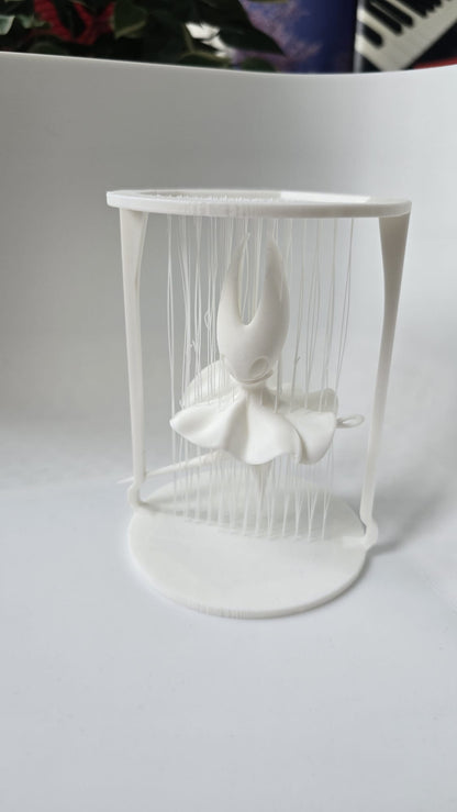 Figura Hornet colgando de seda