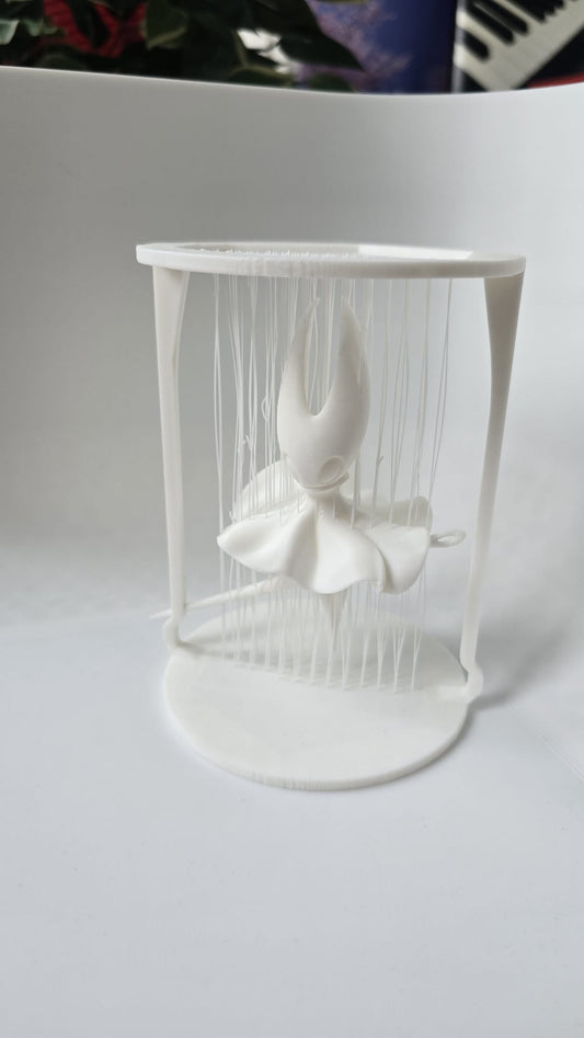 Figura Hornet colgando de seda